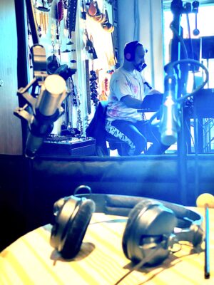 Produzent Dr.Mo sitzt im Audiokonzept Studio bei den Aufnahmen der Perkussion für das Album Luft